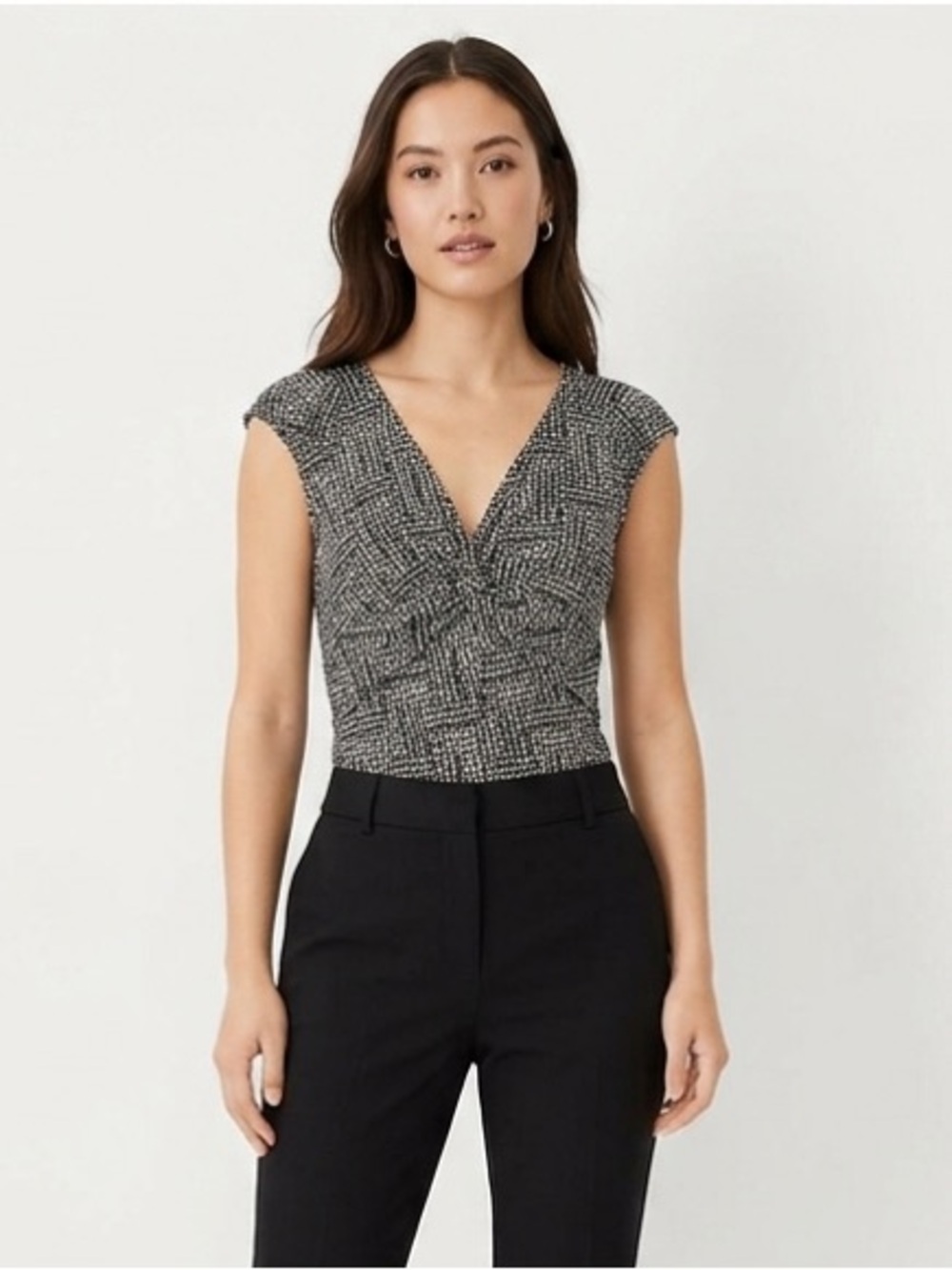 Ann Taylor Black and White Patterned Sleeveless V-Neck Blouse Size XS